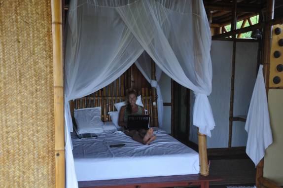 Ana trabalhando feliz, na pousada na praia de Sagi, Baía Formosa - RN